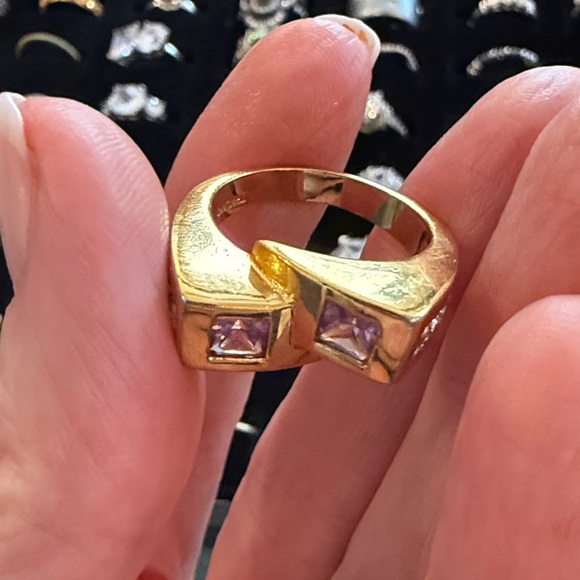 SIZE 8 RING - Picture 6 of 9